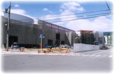 大型のショッピングセンターの新築の塗装現場の写真です